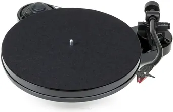 Pro-Ject RPM 1 Carbon bez wkładki Gramofon analogowy z silnikiem synchronicznym umieszczonym niezależnie po za bazą gramofonu oraz napędem paskowym